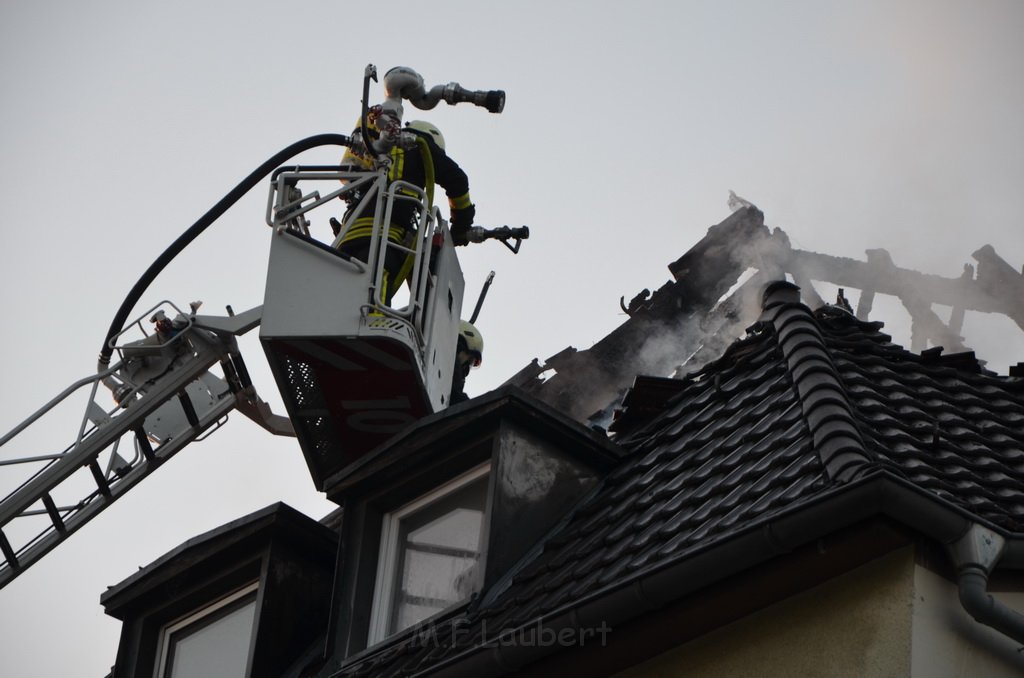 Feuer 3 Dachstuhl Koeln Buchforst Kalk Muelheimerstr P145.JPG